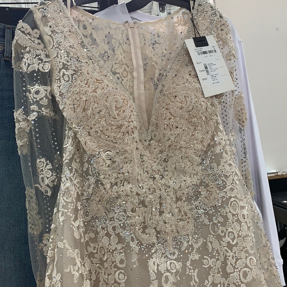 Beautiful Mac Duggal gown !!